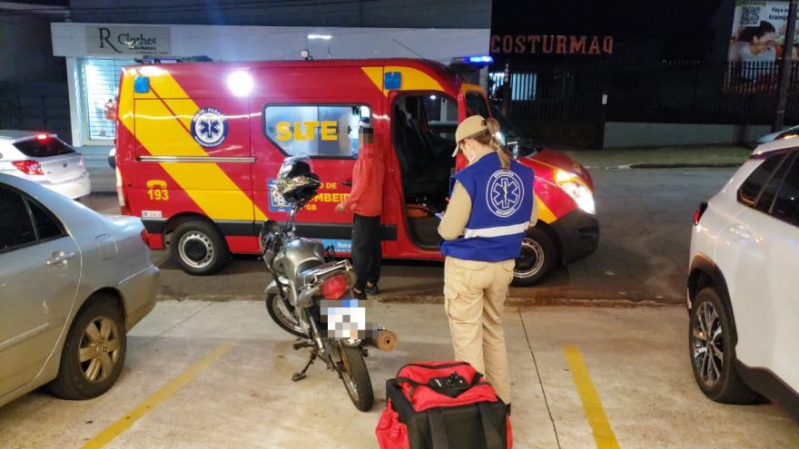Entregador de alimentos fica ferido em acidente na Avenida Carlos Gomes