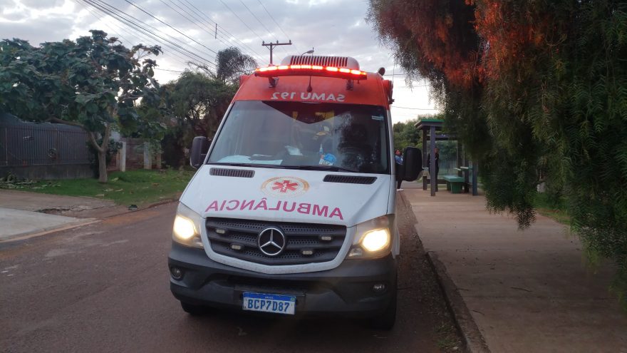 Idosa fica ferida ao sofrer queda em ponto de ônibus
