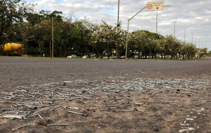 Atenção! Pregos descartados na Avenida Tancredo Neves podem resultar em pneus furados