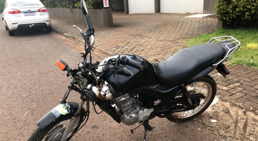 Homem fica ferido após colisão entre carro e moto na Rua Jorge Lacerda
