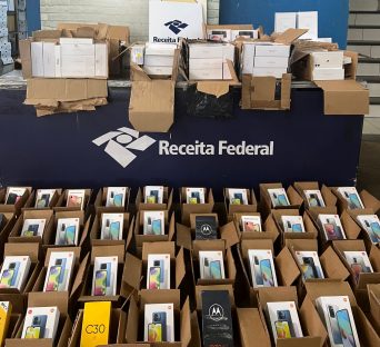 Van do Mercado Livre com destino a Cascavel é apreendida pela Receita Federal com vários produtos contrabandeados Imagem referente a Van do Mercado Livre com destino a Cascavel é apreendida pela Receita Federal com vários produtos contrabandeados