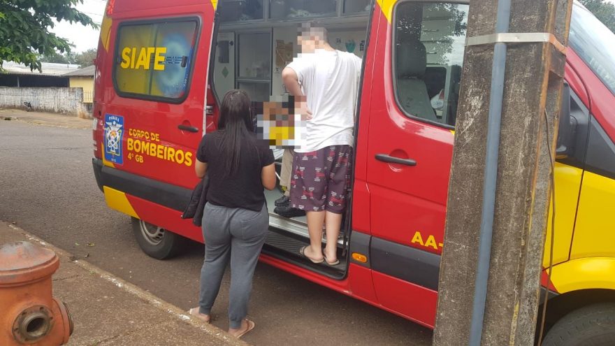 Motociclista sofre queda e é socorrido pelo Siate no Bairro Guarujá