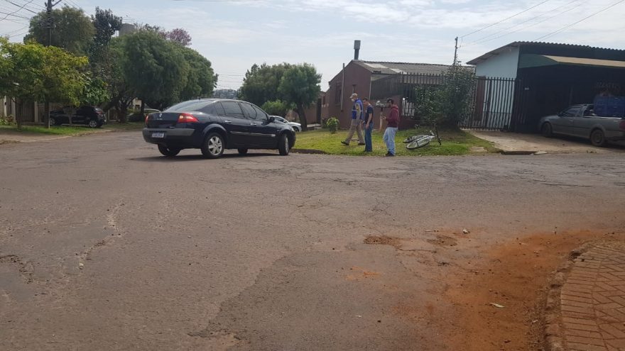 Ciclista atravessa preferencial e atingido por carro no Bairro Parque São Paulo