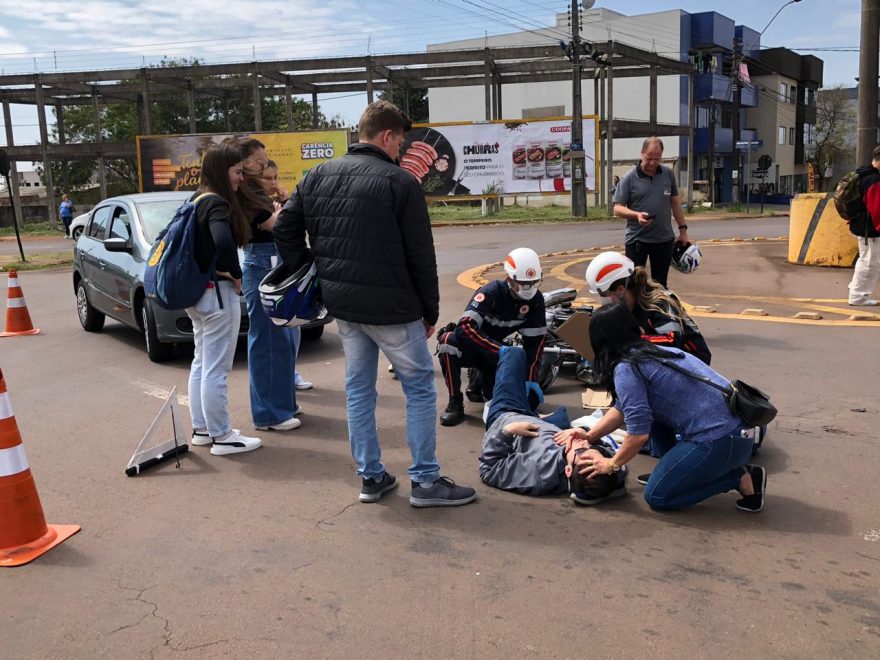 Jovem de 20 anos quebra a perna após colisão no Bairro Universitário