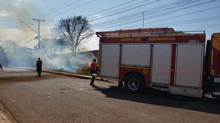 Corpo de Bombeiros combate incêndio em vegetação no Interlagos