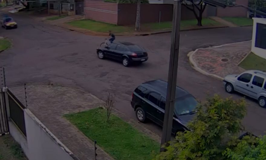 Vídeo mostra ciclista atravessando preferencial e sendo atingido por carro