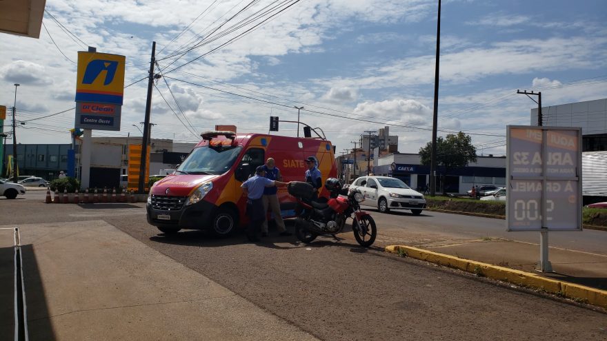 Rapaz sofre queda de moto e é socorrido pelo Siate no Parque São Paulo