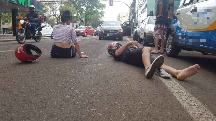 Pneu da moto estoura e casal sofre queda na Rua Paraná