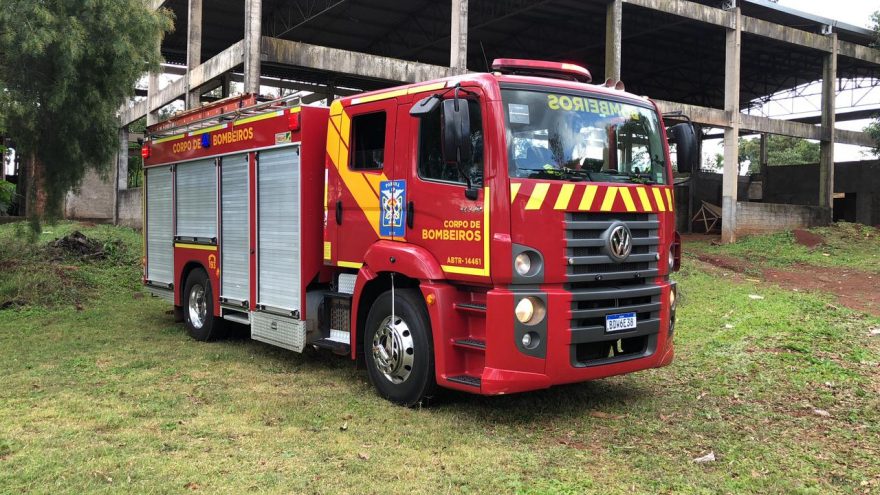 Corpo de Bombeiros combate incêndio em construção abandonada no Country