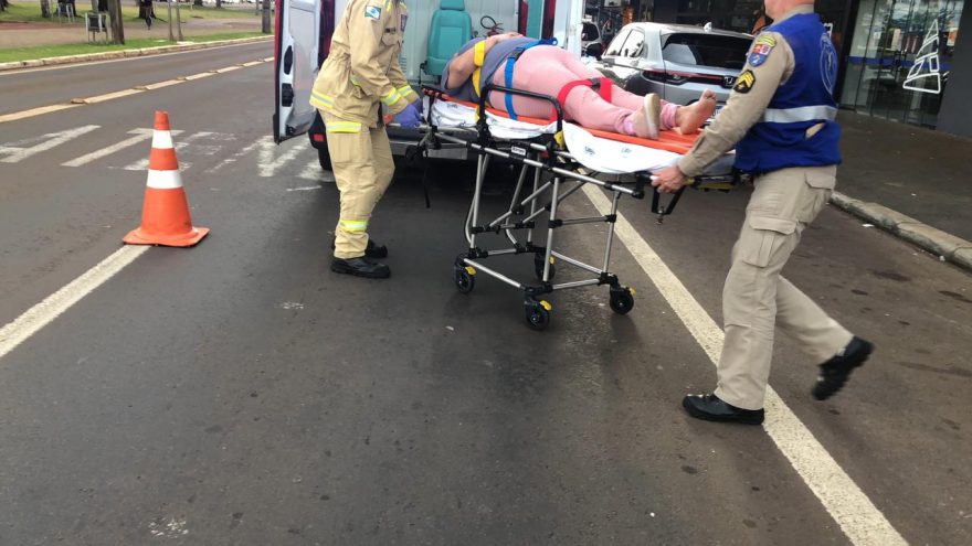 Mulher é socorrida após sofrer queda em mercado no Centro