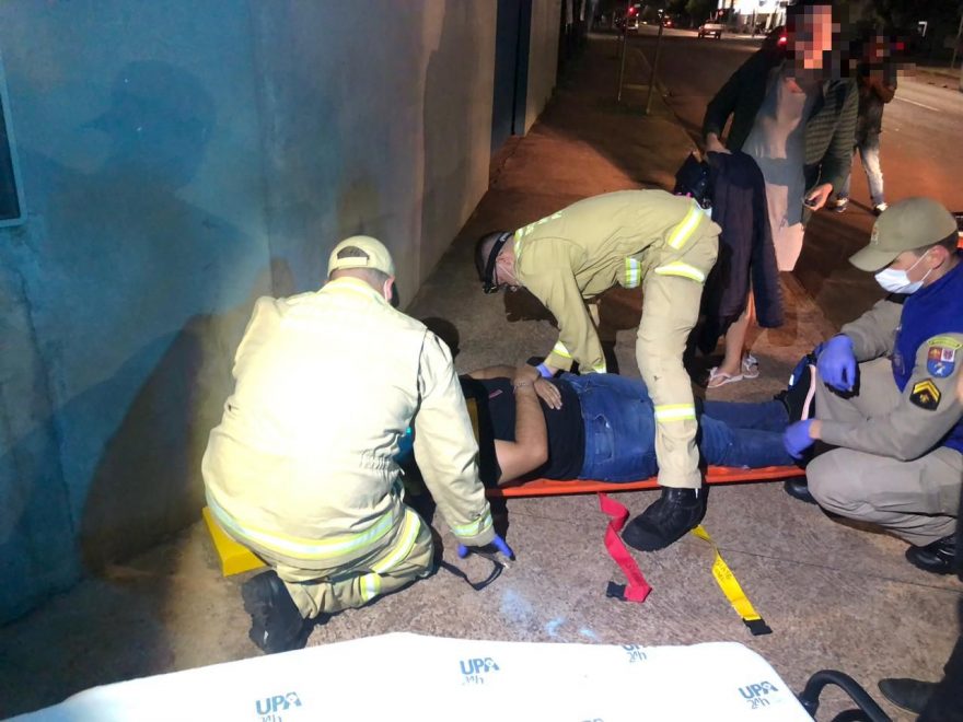 Motociclista fica ferido em acidente na Rua Apalais esquina com Av. Tito Muffato