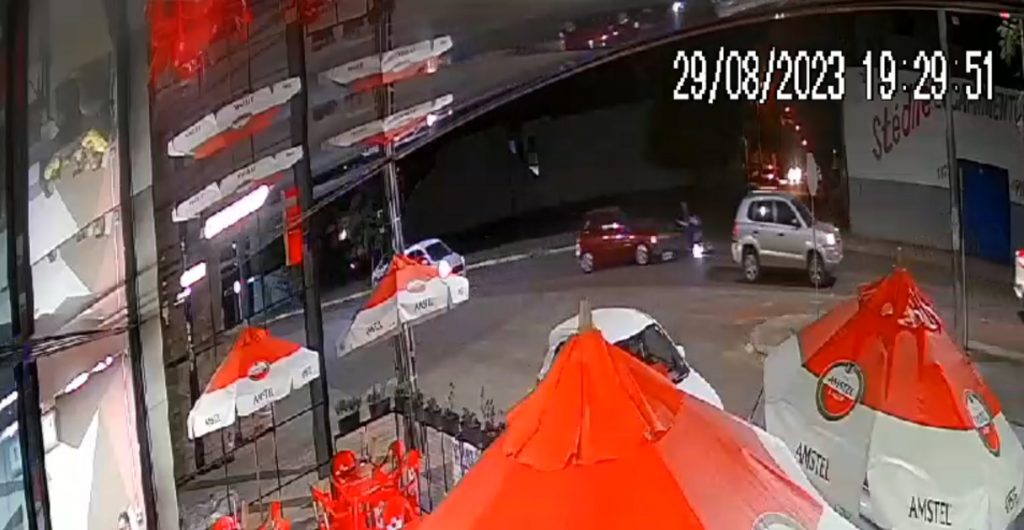 Câmera flagra colisão entre carro e moto na Av. Tito Muffato