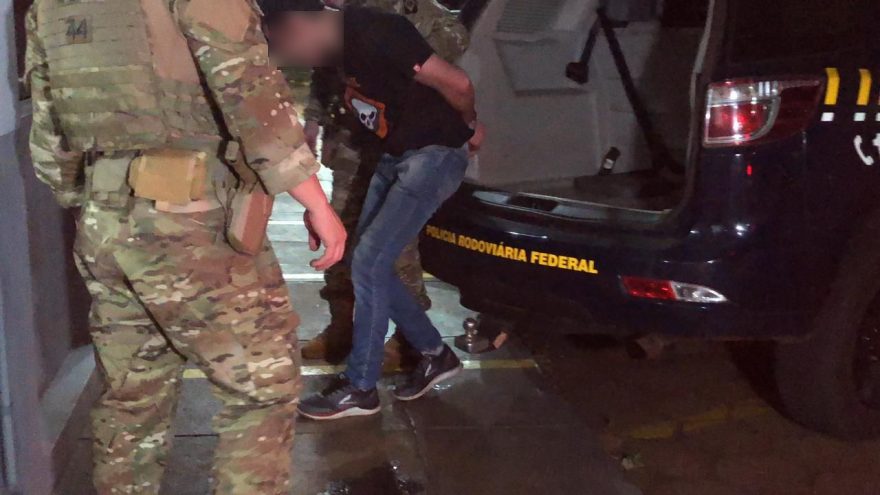 PRF prende homem com mais de 150 Kg de maconha em Palio na BR-277