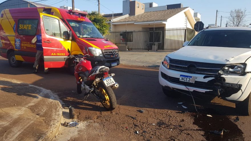 Jovem fica ferido ao bater moto contra Amarok no Pioneiros Catarinenses