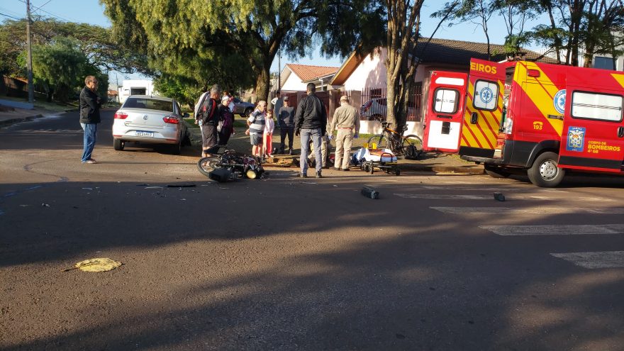 Carro e moto se envolvem em colisão na esquina das Ruas Leblon e México, no Periolo