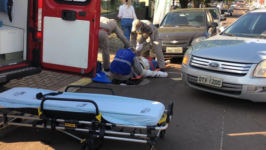 Após ser fechada por carro, motociclista sofre queda e quebra o braço no Ciro Nardi