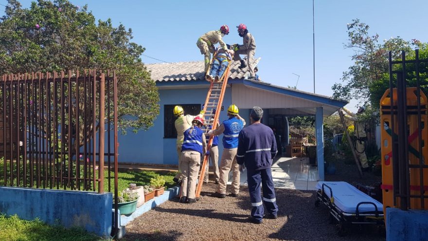 Homem desmaia em telhado de residência e grande efetivo é mobilizado para resgate