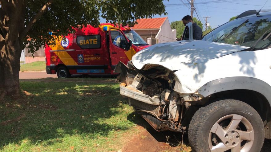 Hilux e Duster se envolvem em forte colisão no Bairro Santa Cruz