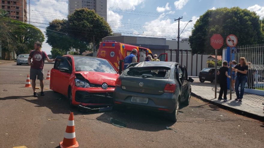 Vítimas ficam encarceradas após grave colisão seguida de capotamento
