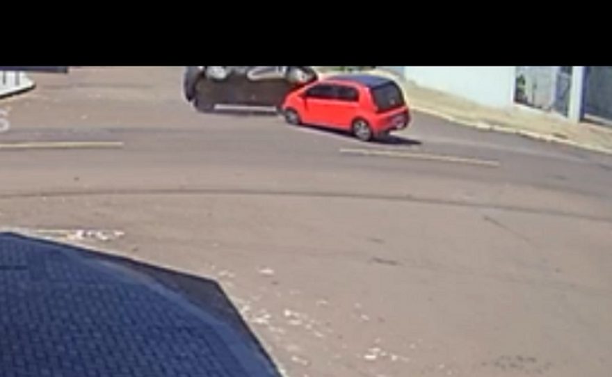 Vídeo mostra Gol capotando após colisão com UP, no Centro