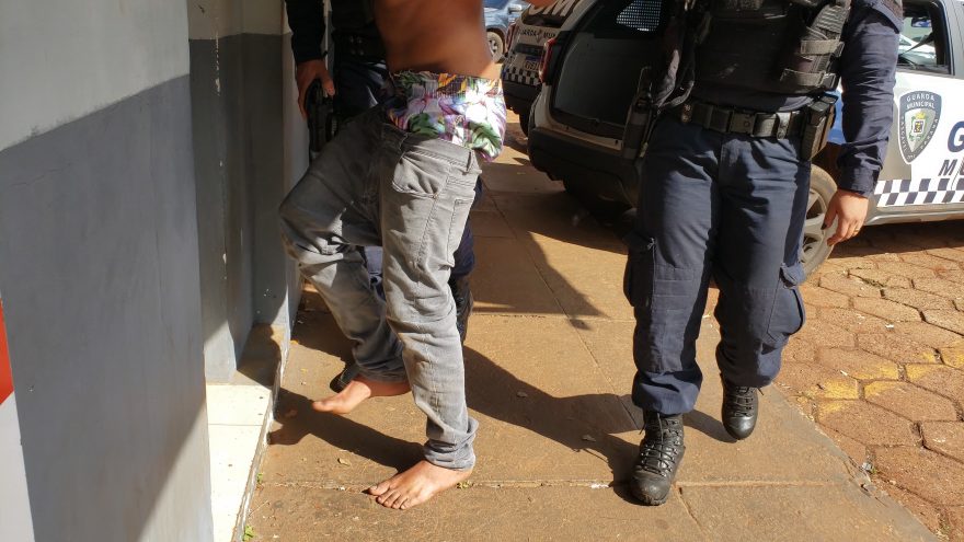 Indivíduo agride esposa e é preso após ameaçar Guarda Municipal de morte