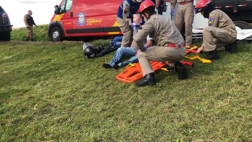Homem fica ferido ao cair de moto na BR-467 em Cascavel