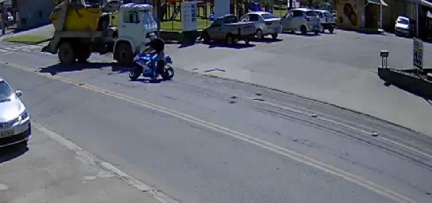 Motociclista morre após forte colisão contra caminhão
