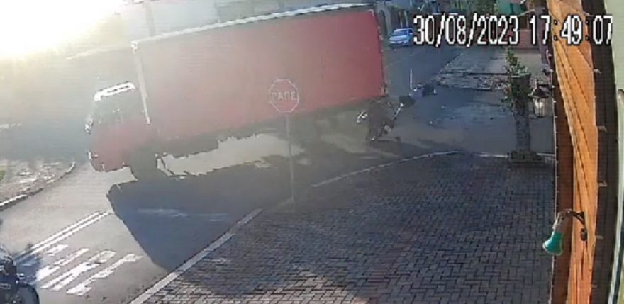 Vídeo mostra adolescente em fuga sendo arremessado após bater em caminhão