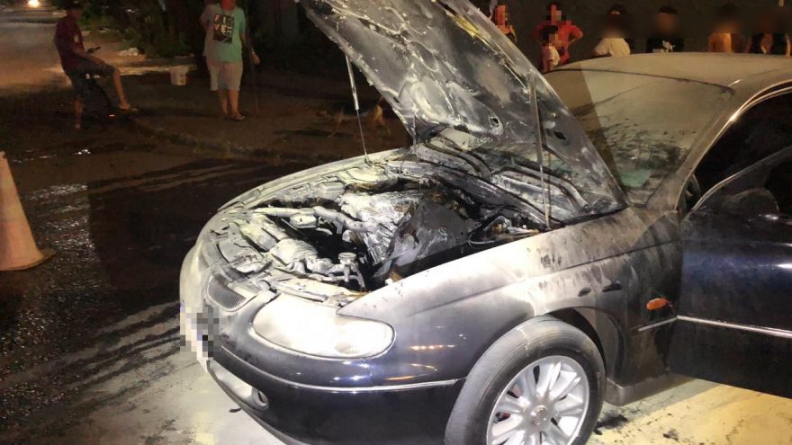 Bombeiros combatem incêndio em Omega na Rua Nereu Ramos no Claudete