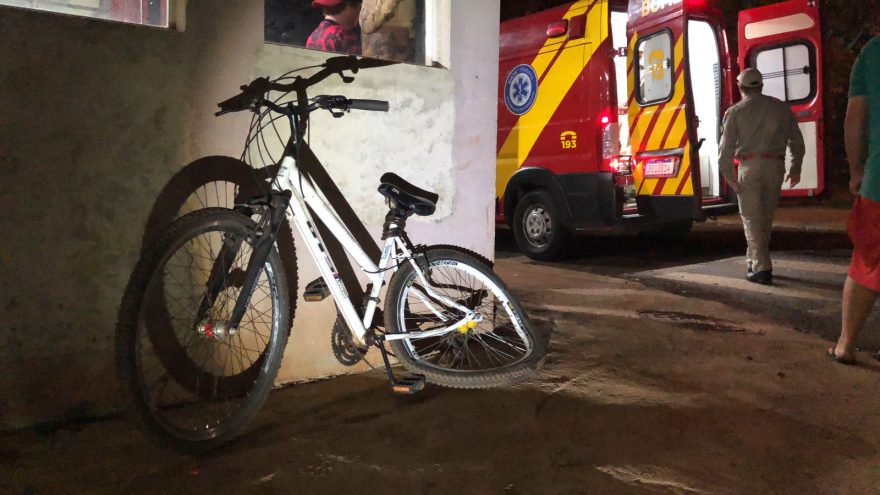 Ciclista fica ferido em acidente na Rua Jarama esquina com Rua Watkins Glen