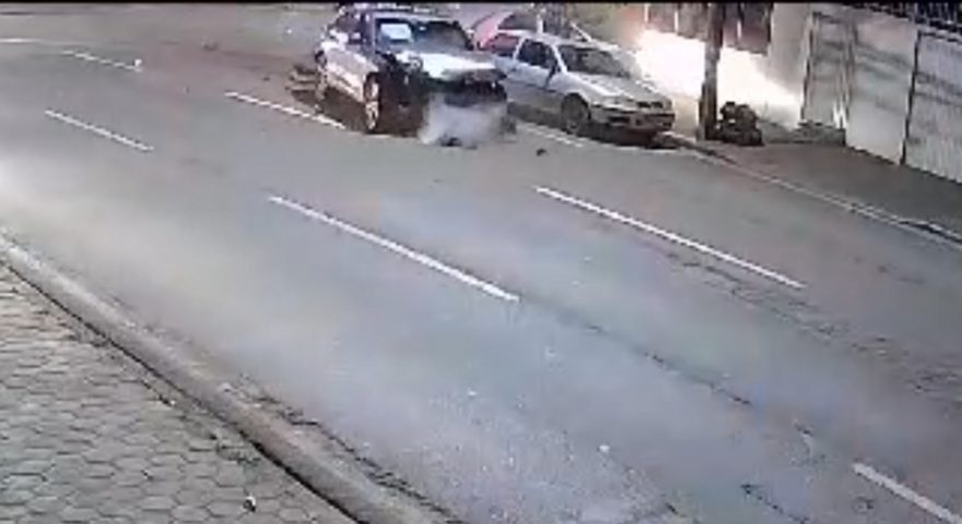 Colisão entre Jaguar e Palio na Rua Paraná: Vídeo mostra Fiat furando preferencial
