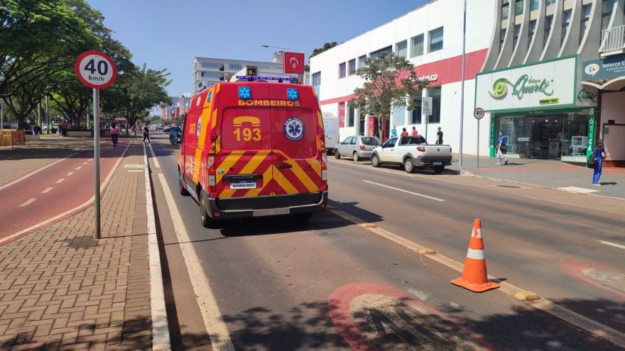 Colisão frontal entre patinetes é registrada na Avenida Brasil e jovem fica ferido