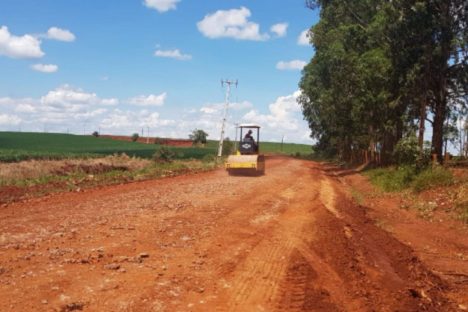 Imagem referente a Investimento de R$ 4,2 milhões garante conservação de via rural entre Mamborê e Luiziana