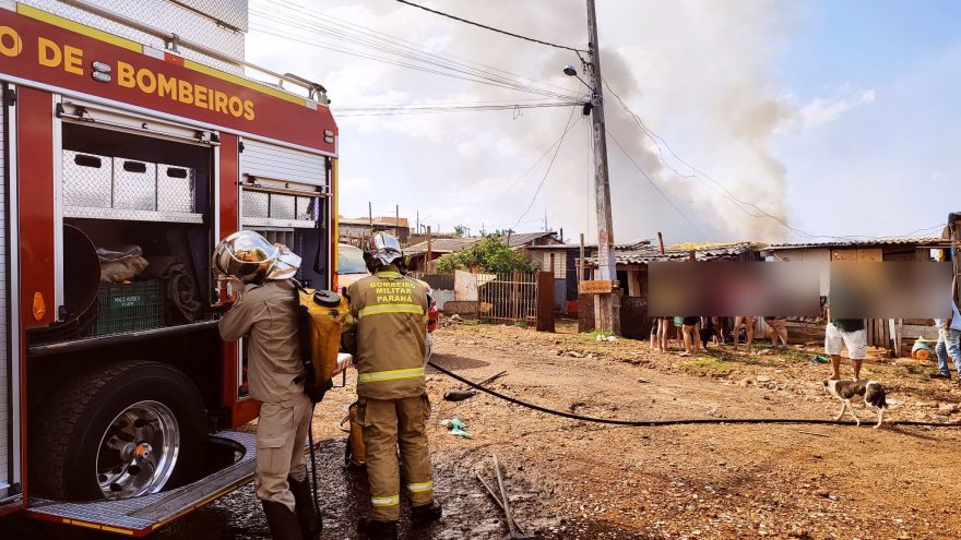 Corpo de Bombeiros combate incêndio em vegetação no Cascavel Velho