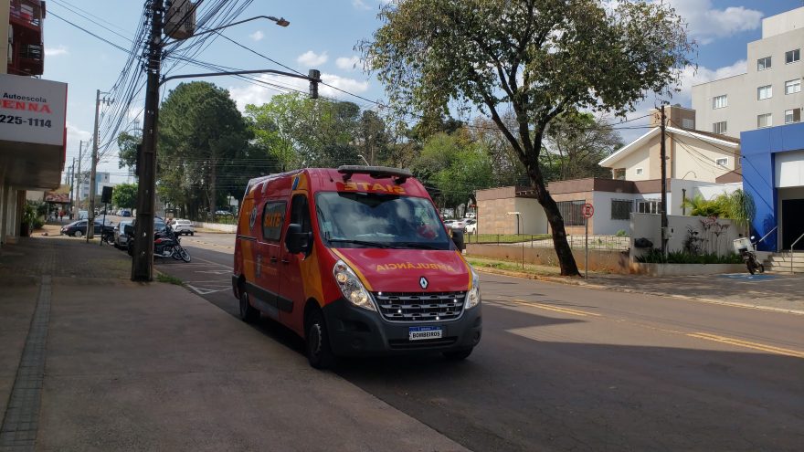 Mulher é socorrida pelo Siate após sofrer queda dentro de casa