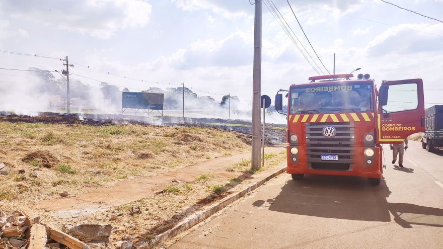 Corpo de Bombeiros combate incêndio na PR-486 em Cascavel