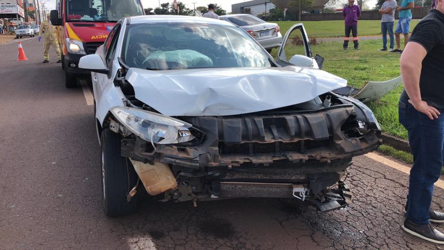 Siate atende vítimas de acidente entre Corolla e Fluence na Avenida das Torres