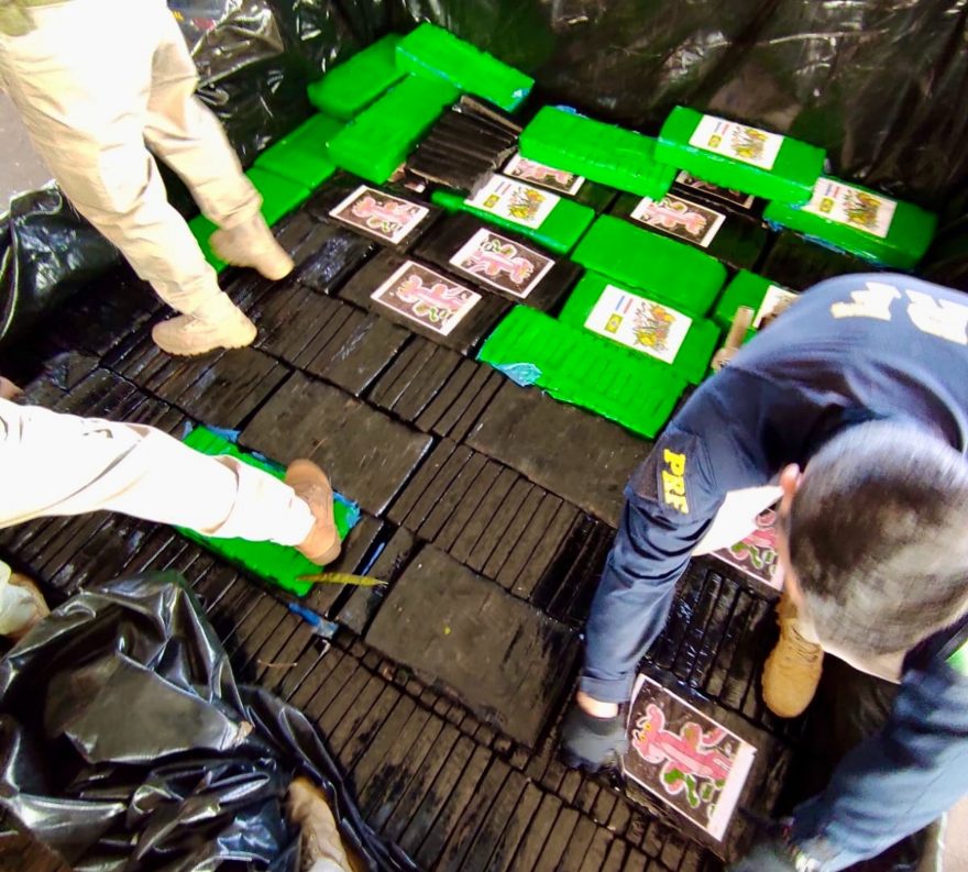 PRF apreende caminhão com uma tonelada de maconha em Iporã