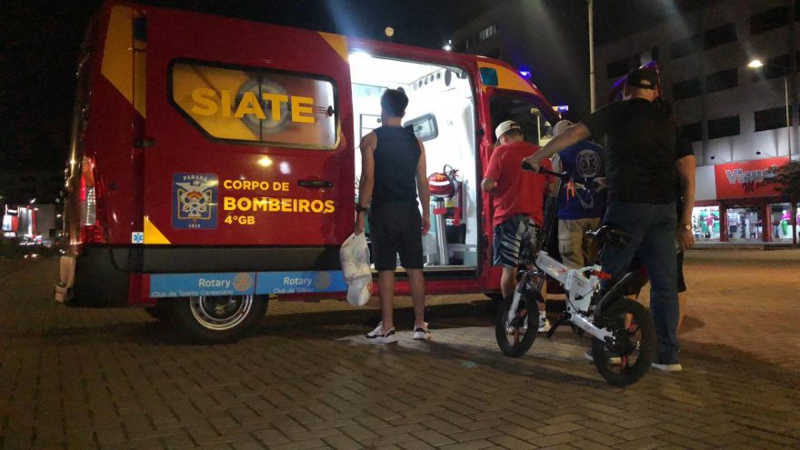 Duas pessoas são atropeladas por moto elétrica na Avenida Brasil esquina com Rua General Osório