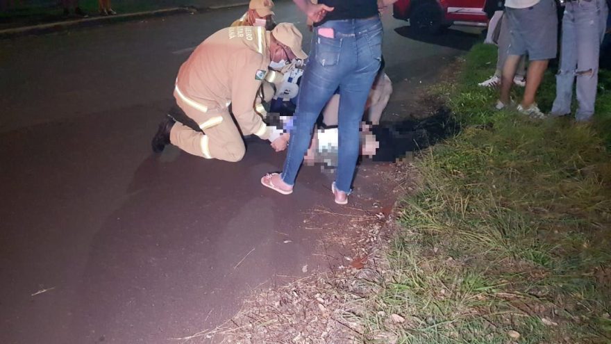 Adolescente fica ferido ao ser atropelado por carro na Avenida Américas