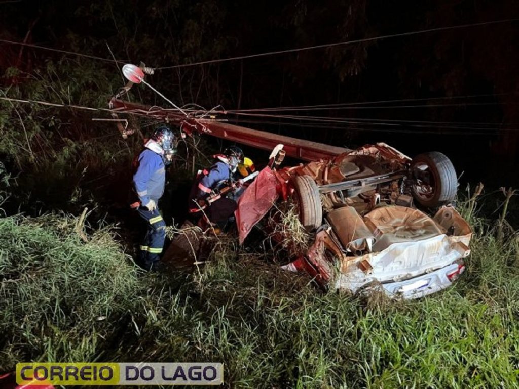 Morador de Moreninha morre após colidir veículo violentamente contra poste na PR-495