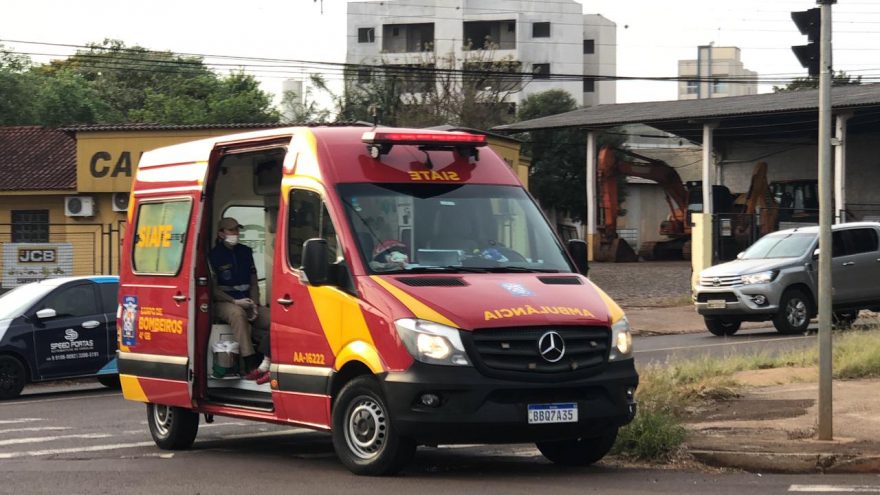 Motociclista fica ferida em acidente na Avenida Tancredo Neves