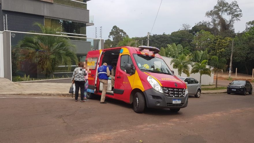 Mulher fica ferida ao cair de aproximadamente quatro metros
