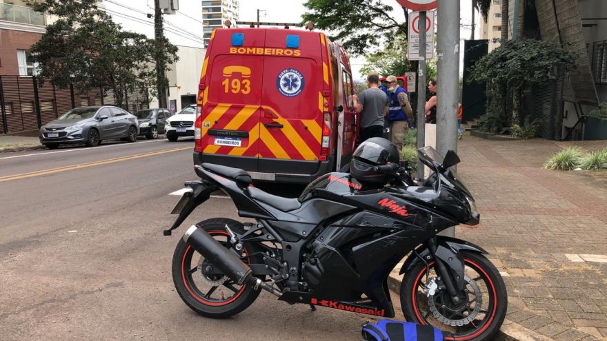 Após colisão com carro, motociclista sofre queda na Rua Minas Gerais