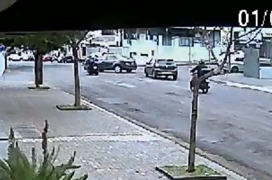 Vídeo mostra Corolla fechando motociclista em colisão na Rua Minas Gerais