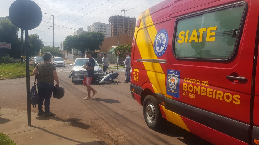 Batida entre moto e carro no Coqueiral, deixa motociclista ferida