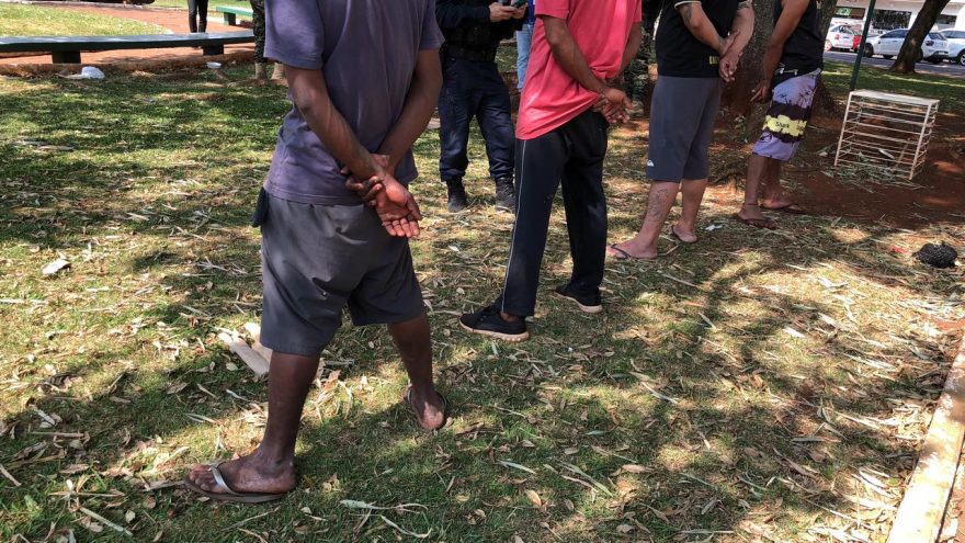 Quatro são abordados com vestígios de drogas na Praça do Migrante