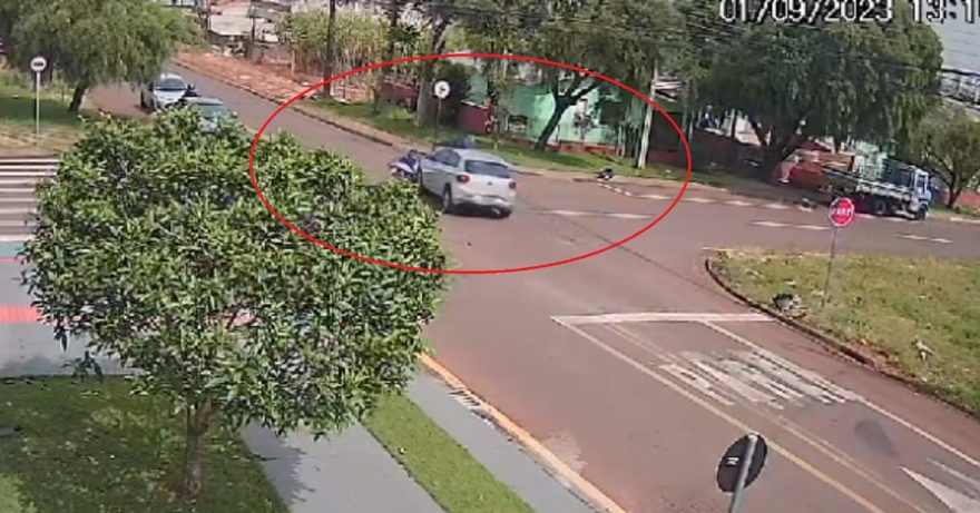 Câmera registra batida entre moto e carro no Coqueiral
