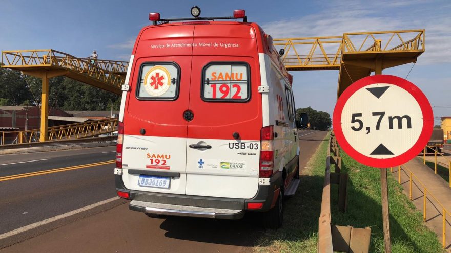 Homem choroso por crise familiar é socorrido pelo SAMU em cima de passarela na BR-277