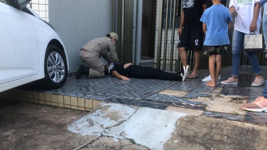 Mulher é atendida pelo Siate após bater HB20 contra muro de prédio no Coqueiral